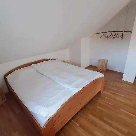 Altbau Dachgeschosswohnung Mitten In غراتس